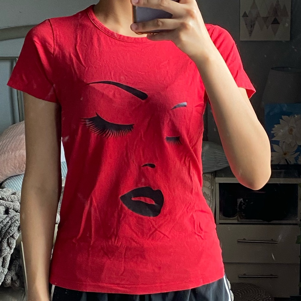 Guess makeup look shirt